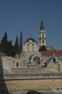 הפטריארכיה היוונית אורתודוכסית ומגדל הפעמונים של סן סלווטורה הקתולית ברקע