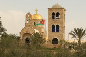 מנזר יוחנן המטביל בצד הירדני של אתר הטבילה. כנסייה יוונית אורתודוכסית