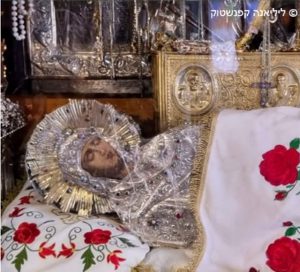 מיצג אומנותי של תרדמת מים מעוטר בקישוטים רבים