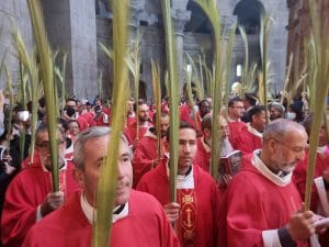 תהלוכת יום ראשון של כפות התמרים בכנסיית הקבר.